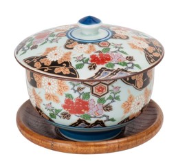KIN porcelán japán teáscsésze (200ml) tetővel, fa alátéttel, ajándék-csomagolásban képe
