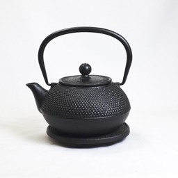 ARARE öntöttvas teáskanna (0,9l), alátéttel, fekete képe